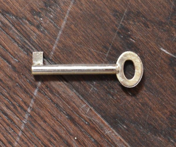 アンティークのキャビネット　アンティーク家具　英国からのアンティーク家具、ガラス扉のブックケース（本棚）。扉の鍵も、もちろんアンティーク。(k-1157-f)