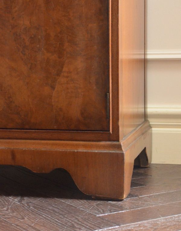 アンティークのキャビネット　アンティーク家具　英国からのアンティーク家具、ガラス扉のブックケース（本棚）。安定感のある脚がしっかり支えます。(k-1157-f)