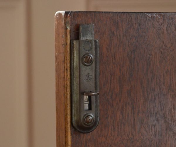 アンティークのキャビネット　アンティーク家具　英国からのアンティーク家具、ガラス扉のブックケース（本棚）。下の扉内にも、ドアストッパーが上下２ヶ所に付いています。(k-1157-f)