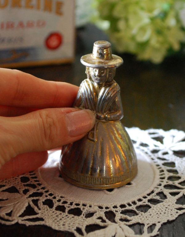 アンティーク雑貨 英国アンティーク 真鍮ディナーベル(女性)。小さなサイズが女性心をくすぐります。(k-1159-z)