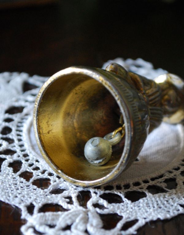 アンティーク雑貨 英国アンティーク 真鍮ディナーベル(女性)。ベルの部分はこのようになっています。(k-1159-z)