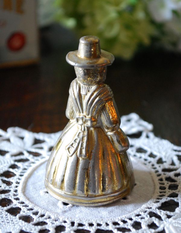 アンティーク雑貨 英国アンティーク 真鍮ディナーベル(女性)。本物の真鍮製なので、使っていくごとに深く味わいのある色に変化するのも魅力です。(k-1159-z)