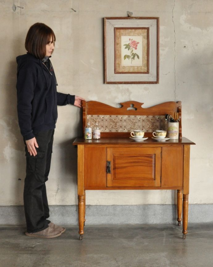 サイドボード　アンティーク家具　英国からの輸入家具、アンティークのウォッシュハンドスタンド。アンティークでしか手に入らない家具まだ水道の発達していない時代に洗面所として必ず使われていたウォッシュスタンド。(k-1161-f)