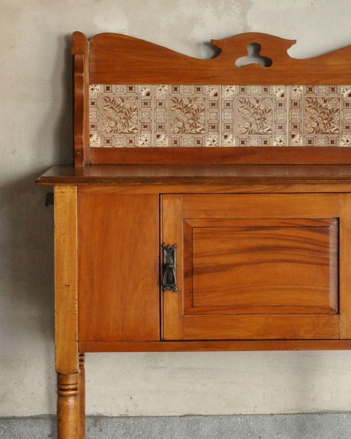 サイドボード　アンティーク家具　英国からの輸入家具、アンティークのウォッシュハンドスタンド。タイルと天然大理石の美しいコラボ洗面器を置いて顔や手を洗う用に使っていた家具には、水が弾いてもいいようにタイルと天然大理石の贅沢な素材が使われています。(k-1161-f)