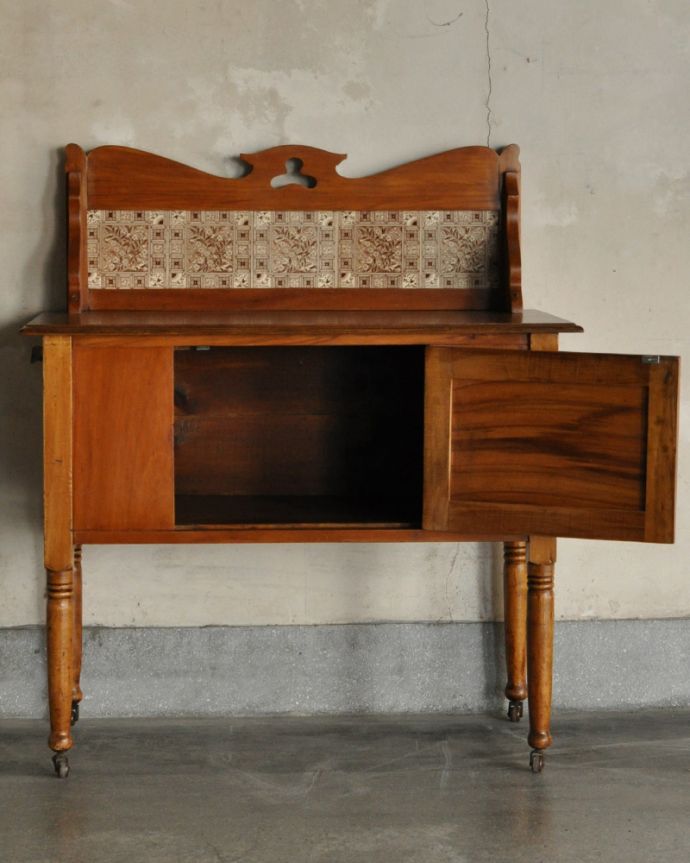 サイドボード　アンティーク家具　英国からの輸入家具、アンティークのウォッシュハンドスタンド。扉を開いた中もキレイです。(k-1161-f)