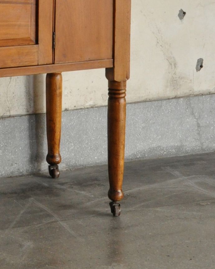 サイドボード　アンティーク家具　英国からの輸入家具、アンティークのウォッシュハンドスタンド。女性1人でラクラク運べちゃうんです足先にはキャスターも付いています。(k-1161-f)