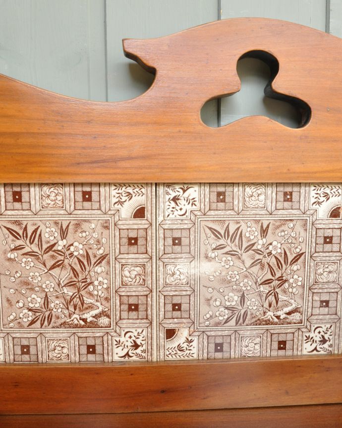 サイドボード　アンティーク家具　英国からの輸入家具、アンティークのウォッシュハンドスタンド。惚れ惚れするような美しさとっても堅い無垢材に一体どうやって彫っていったんでしょう？アンティークらしく細かい彫りを眺めているだけでうっとりしてしまいます。(k-1161-f)