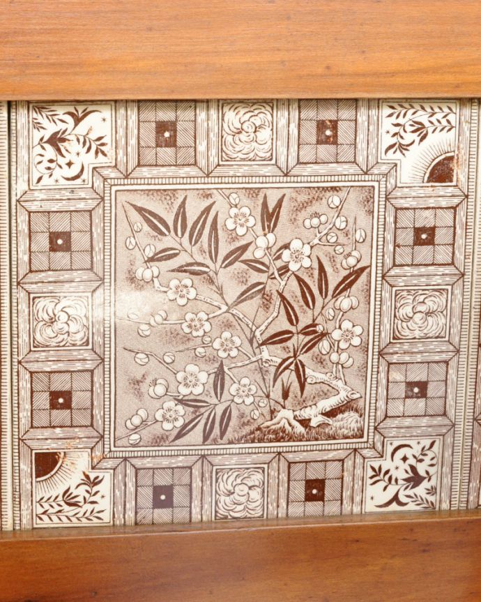 サイドボード　アンティーク家具　英国からの輸入家具、アンティークのウォッシュハンドスタンド。アンティークだけが持つ独特の風合い美しい模様のアンティークタイルにうっとり･･･年月を経たアンティークタイルだけが持つ魅力を楽しんでください。(k-1161-f)