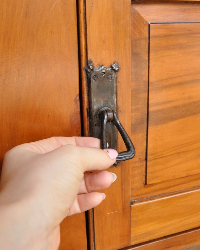 サイドボード　アンティーク家具　英国からの輸入家具、アンティークのウォッシュハンドスタンド。開ける度になんだかワクワク引き出しの取っ手も可愛いデザイン。(k-1161-f)