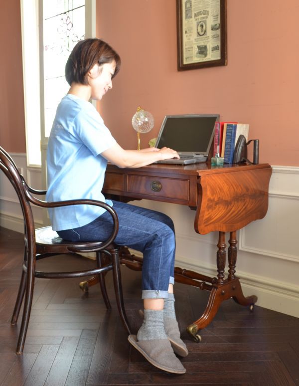 アンティークのデスク・書斎机 アンティーク家具 英国のアンティーク家具、木目が美しいバタフライテーブル(デスク)。デスクに座る時間を持つことで気持ちの切り替えができます。(k-1164-f)