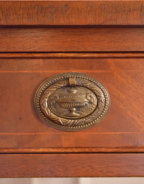 アンティークのデスク・書斎机 アンティーク家具 英国のアンティーク家具、木目が美しいバタフライテーブル(デスク)。味わい深い取っ手から、時間の流れを感じることができます。(k-1164-f)