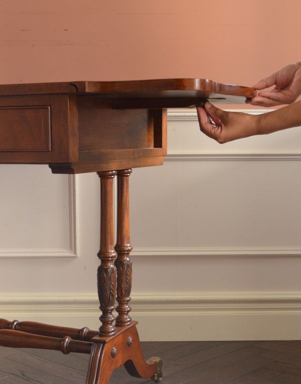 アンティークのデスク・書斎机 アンティーク家具 英国のアンティーク家具、木目が美しいバタフライテーブル(デスク)。広げた天板の裏面に、支えが入っています。(k-1164-f)