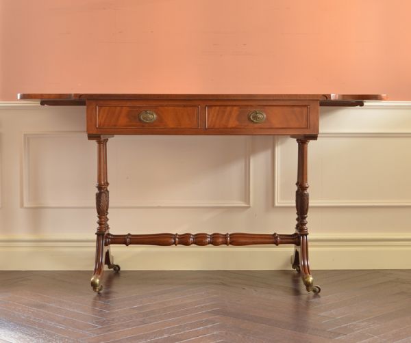 アンティークのデスク・書斎机 アンティーク家具 英国のアンティーク家具、木目が美しいバタフライテーブル(デスク)。ゆったりと一番大きなサイズです。(k-1164-f)