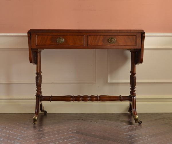 アンティークのデスク・書斎机 アンティーク家具 英国のアンティーク家具、木目が美しいバタフライテーブル(デスク)。閉じてしまえば、こんなにもスッキリ!このくらいならリビングや寝室にも置いて置けそうです。(k-1164-f)