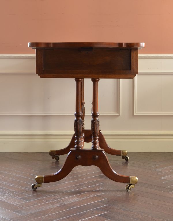 アンティークのデスク・書斎机 アンティーク家具 英国のアンティーク家具、木目が美しいバタフライテーブル(デスク)。サイドも美しいです。(k-1164-f)
