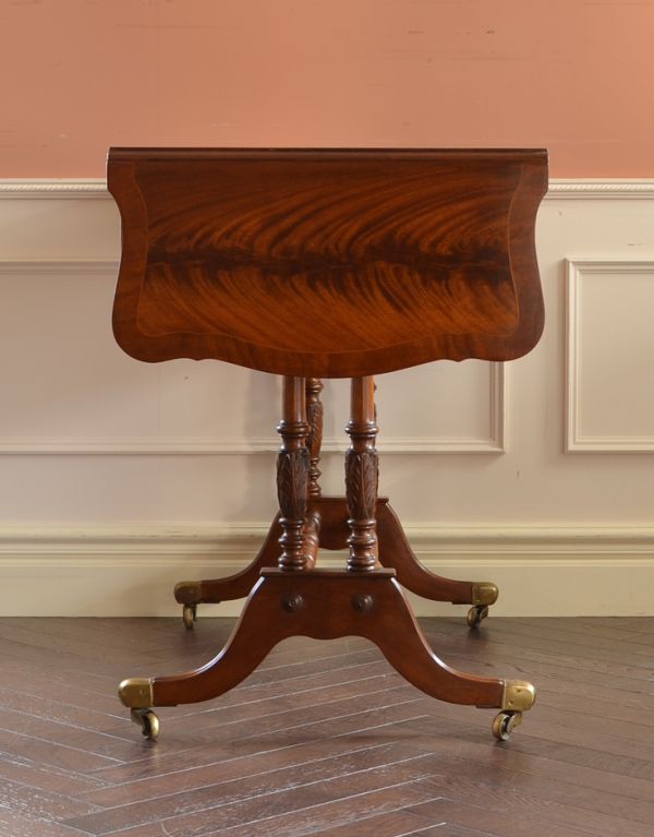 アンティークのデスク・書斎机 アンティーク家具 英国のアンティーク家具、木目が美しいバタフライテーブル(デスク)。閉じたときは、天板の木目が見えるので、この状態でもインテリアとしてかなり素敵です!。(k-1164-f)