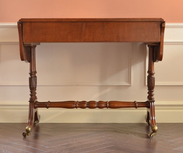 アンティークのデスク・書斎机 アンティーク家具 英国のアンティーク家具、木目が美しいバタフライテーブル(デスク)。きちんとメンテナンスしているので、裏から見てもキレイな状態です。(k-1164-f)