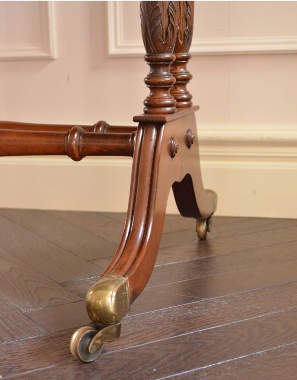 アンティークのデスク・書斎机 アンティーク家具 英国のアンティーク家具、木目が美しいバタフライテーブル(デスク)。きちんと調整したので、新しいものと比べるとスムーズではありませんが、ちゃんと動きます。(k-1164-f)