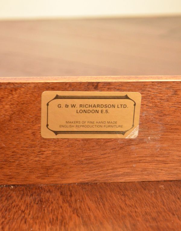 アンティークのデスク・書斎机 アンティーク家具 英国のアンティーク家具、木目が美しいバタフライテーブル(デスク)。家具メーカーのものと思われるタグが残っていました。(k-1164-f)