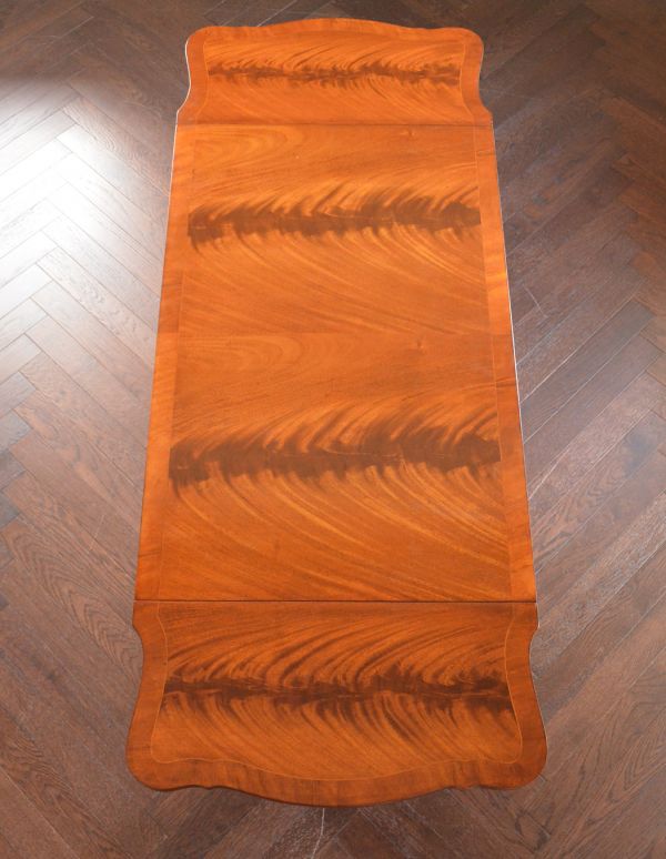 アンティークのデスク・書斎机 アンティーク家具 英国のアンティーク家具、木目が美しいバタフライテーブル(デスク)。広い天板は作業がしやすくて重宝しますよ!きちんとお直ししているので、天板もキレイな状態です。(k-1164-f)