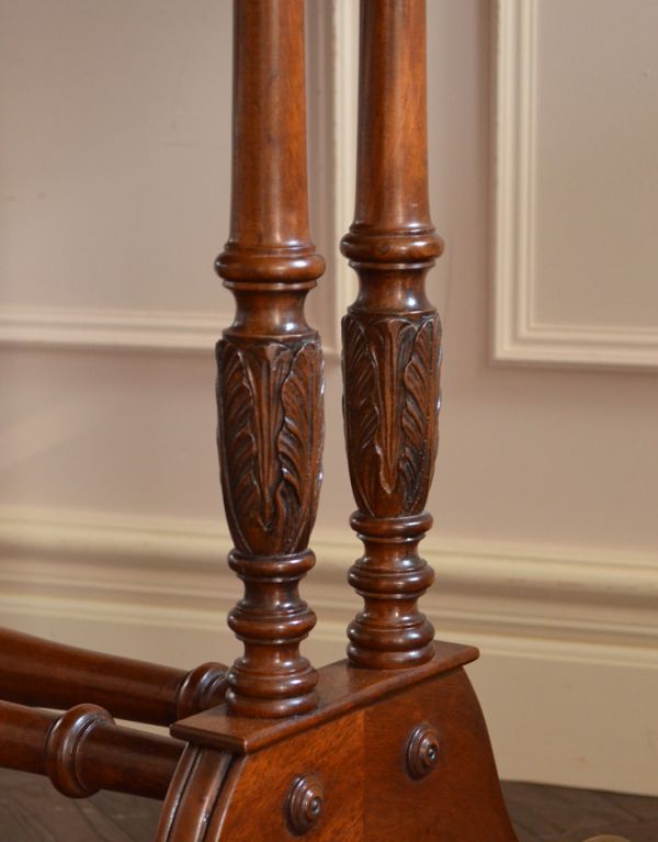 アンティークのデスク・書斎机 アンティーク家具 英国のアンティーク家具、木目が美しいバタフライテーブル(デスク)。さりげなく入った装飾がなんとも上品です。(k-1164-f)