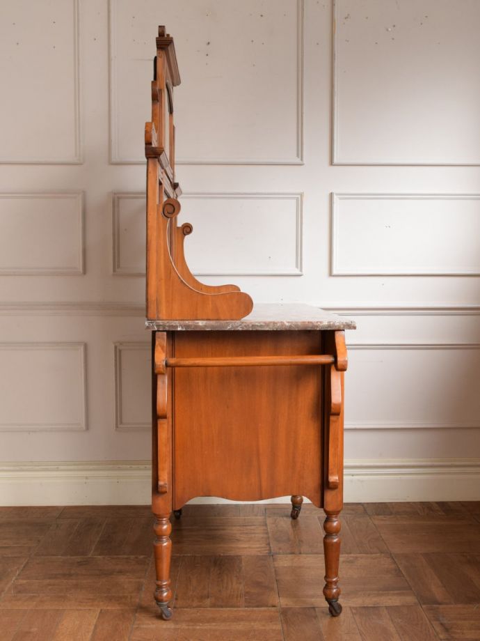 ウォッシュスタンドの側面