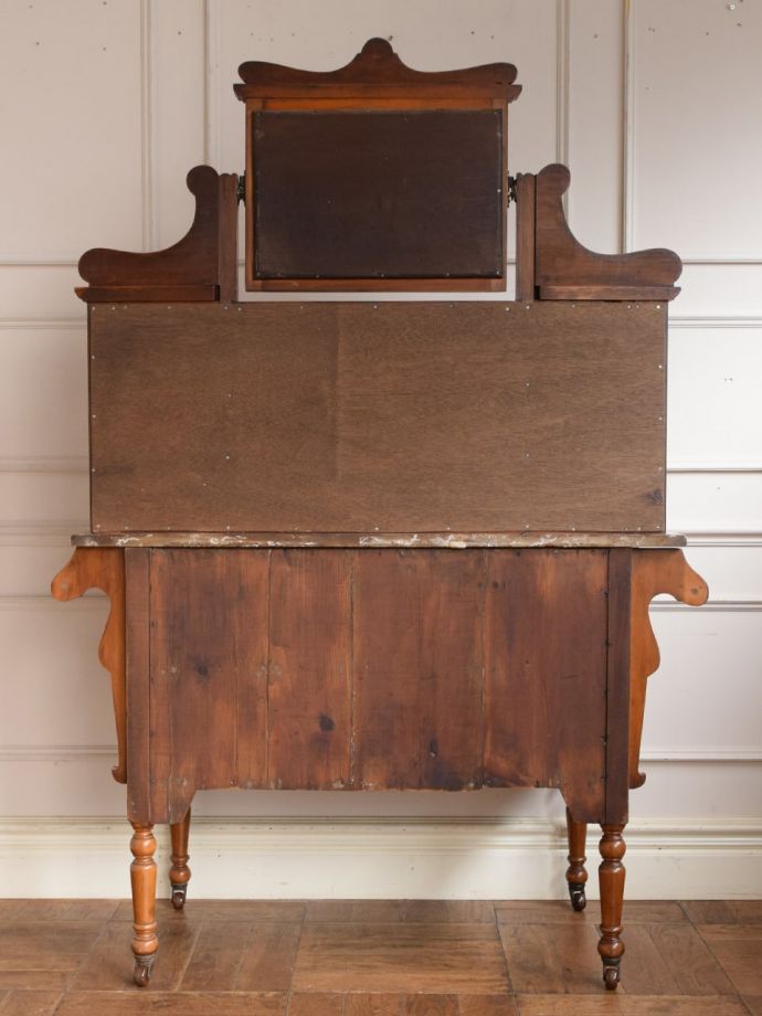 キャビネットの後ろ姿