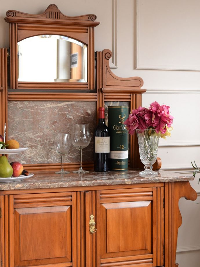 アンティーク家具でしか手に入らないキャビネット