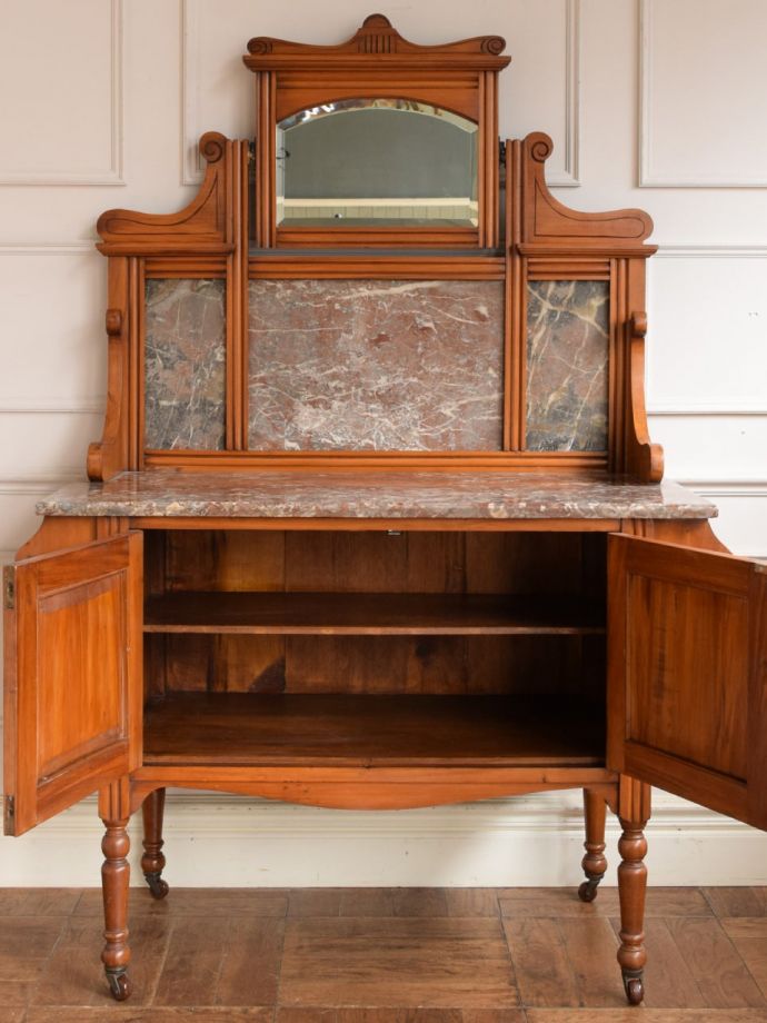 キャビネットの扉の中