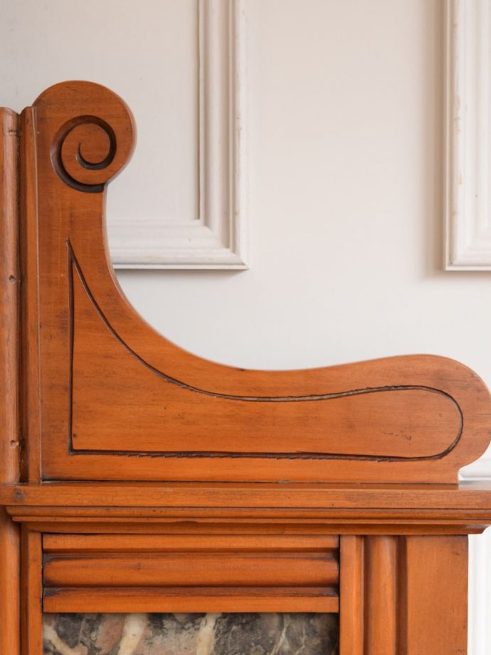 英国アンティーク家具らしい装飾