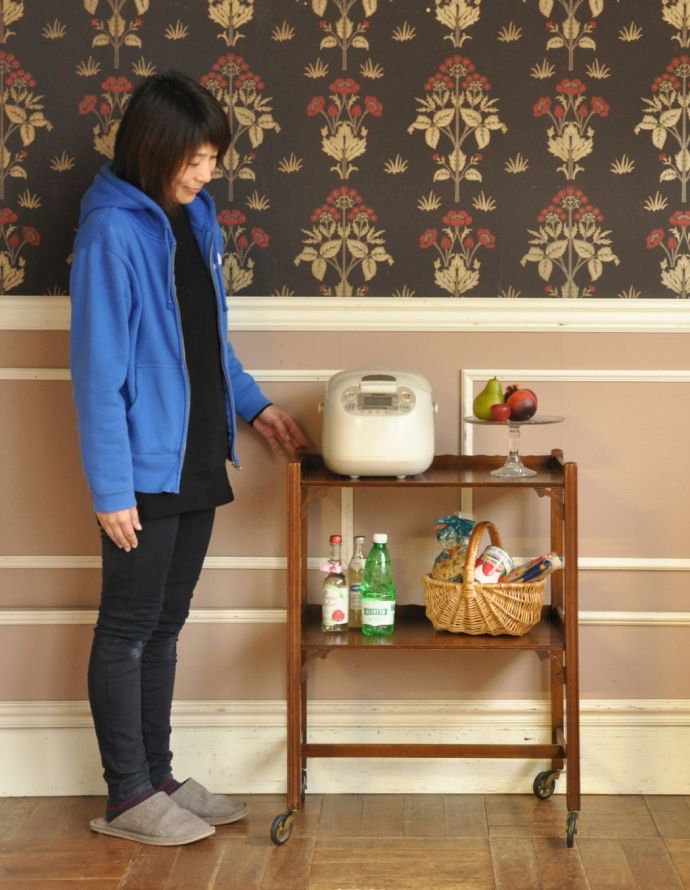 アンティークのワゴン・トローリー アンティーク家具 コロコロが付いて移動もラクラク、マホガニー材を使った贅沢なアンティークのワゴン。とっても優雅な雰囲気にうっとりしてしまいます。(k-1171-f)