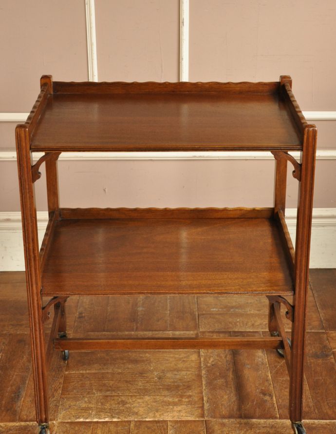 アンティークのワゴン・トローリー アンティーク家具 コロコロが付いて移動もラクラク、マホガニー材を使った贅沢なアンティークのワゴン。ワゴンと言えば、やっぱりポットやジャー置き場。(k-1171-f)