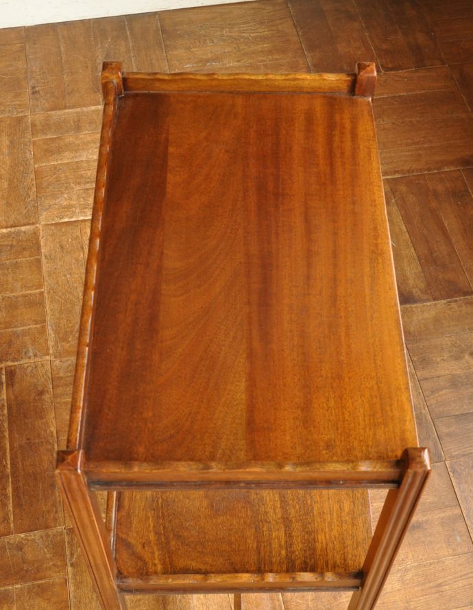 アンティークのワゴン・トローリー アンティーク家具 コロコロが付いて移動もラクラク、マホガニー材を使った贅沢なアンティークのワゴン。天板もキレイに仕上げました。(k-1171-f)