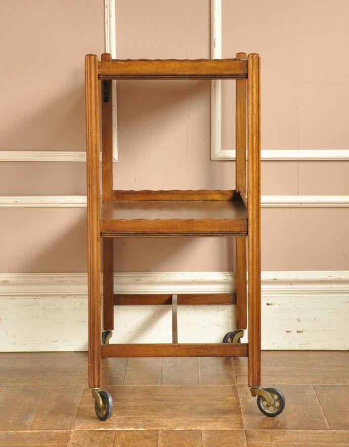アンティークのワゴン・トローリー アンティーク家具 コロコロが付いて移動もラクラク、マホガニー材を使った贅沢なアンティークのワゴン。載せたものが落ちないように、サイドの部分は3面が立ち上がっています。(k-1171-f)
