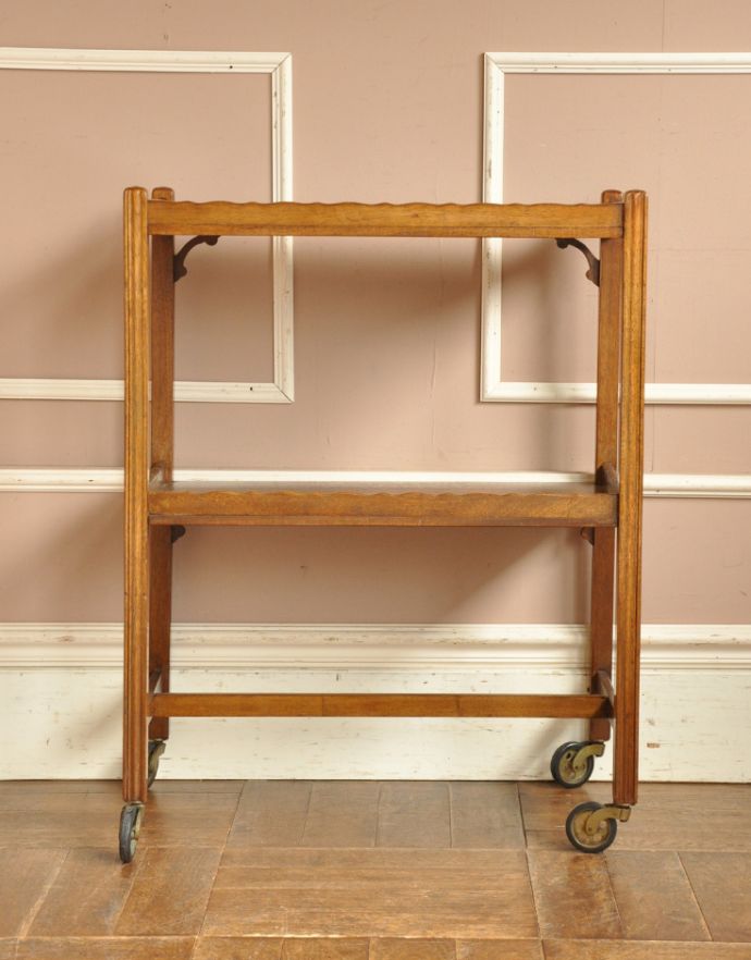 アンティークのワゴン・トローリー アンティーク家具 コロコロが付いて移動もラクラク、マホガニー材を使った贅沢なアンティークのワゴン。しっかり作られていますので、下の台にたくさん物を乗せても大丈夫!。(k-1171-f)