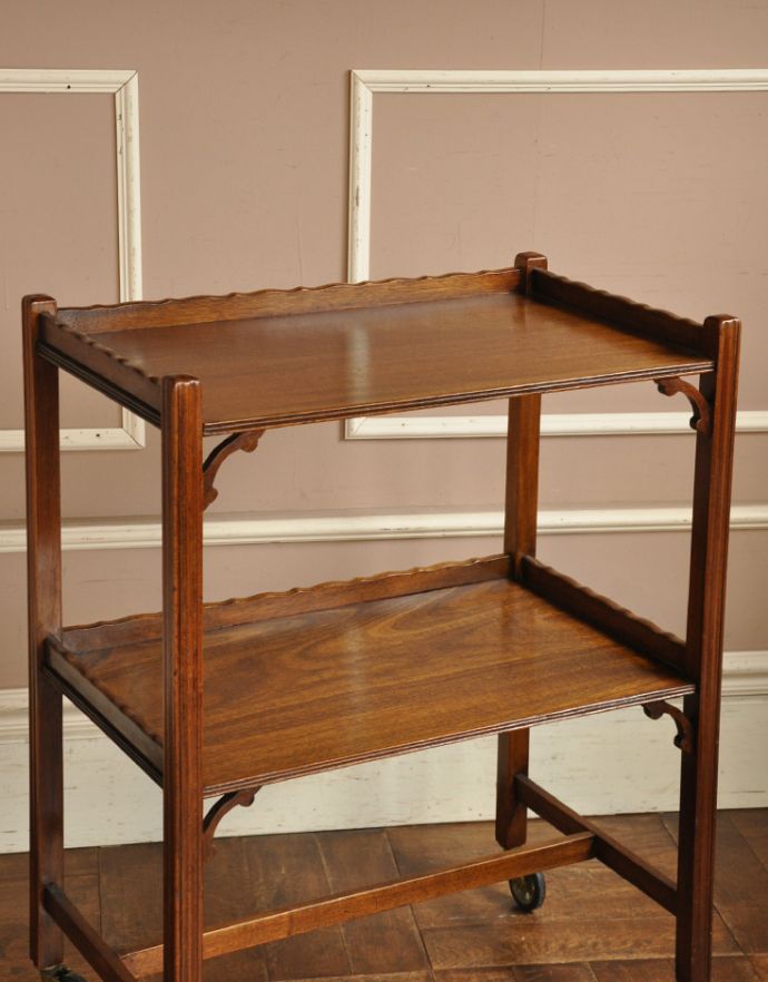 アンティークのワゴン・トローリー アンティーク家具 コロコロが付いて移動もラクラク、マホガニー材を使った贅沢なアンティークのワゴン。アンティークは新品ではないので、経年変化によるキズはありますが、専門の職人によって目立たないようにキレイにお直しをしています。(k-1171-f)