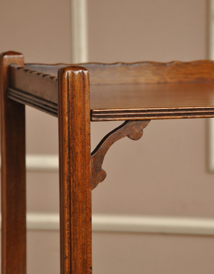 アンティークのワゴン・トローリー アンティーク家具 コロコロが付いて移動もラクラク、マホガニー材を使った贅沢なアンティークのワゴン。ちょっとした装飾がより高級感を醸し出します。(k-1171-f)