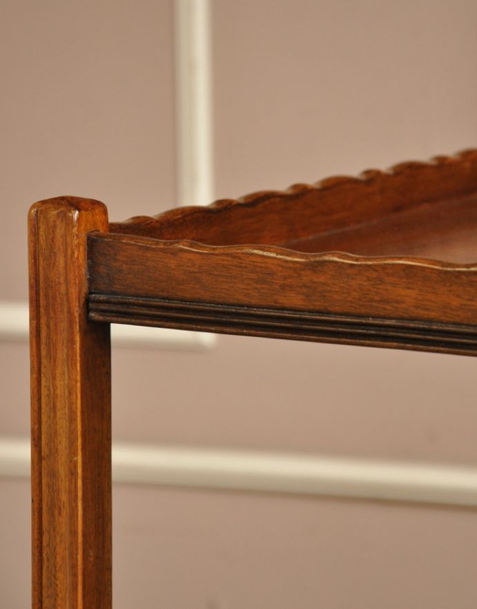 アンティークのワゴン・トローリー アンティーク家具 コロコロが付いて移動もラクラク、マホガニー材を使った贅沢なアンティークのワゴン。縁取りもキチンと施されています。(k-1171-f)