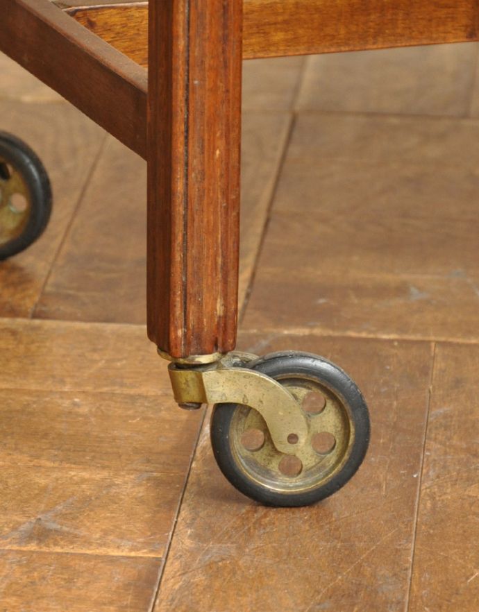 アンティークのワゴン・トローリー アンティーク家具 コロコロが付いて移動もラクラク、マホガニー材を使った贅沢なアンティークのワゴン。きちんと調整したので、新しいものと比べるとスムーズではありませんが、ちゃんと動きます。(k-1171-f)