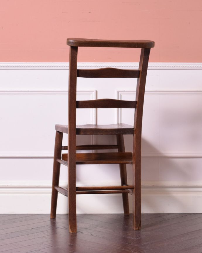 チャペルチェアの後ろ姿