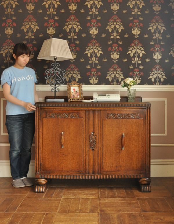 アンティークのキャビネット アンティーク家具 英国のアンティーク家具、お花の彫りが入った木製のサイドボード。美しい装飾が華やかなサイドボード。(k-1175-f)