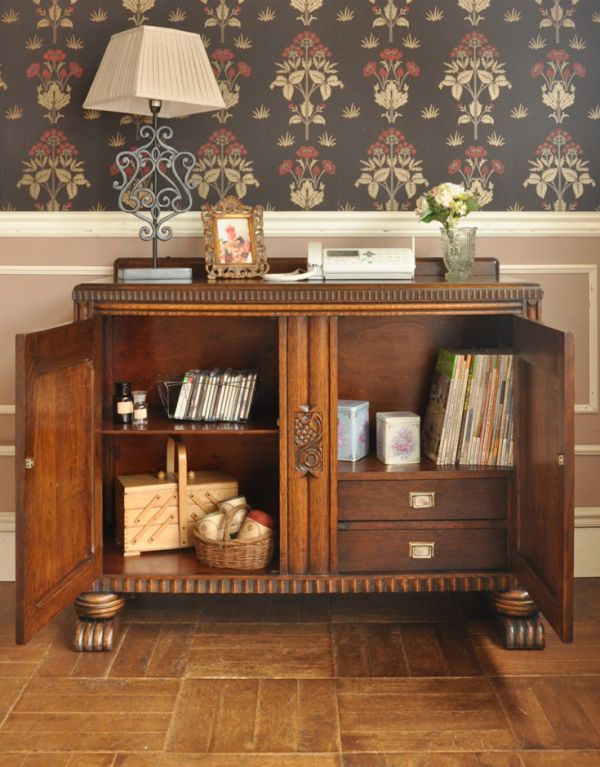 アンティークのキャビネット アンティーク家具 英国のアンティーク家具、お花の彫りが入った木製のサイドボード。扉を開くと、たっぷりの収納スペース。(k-1175-f)