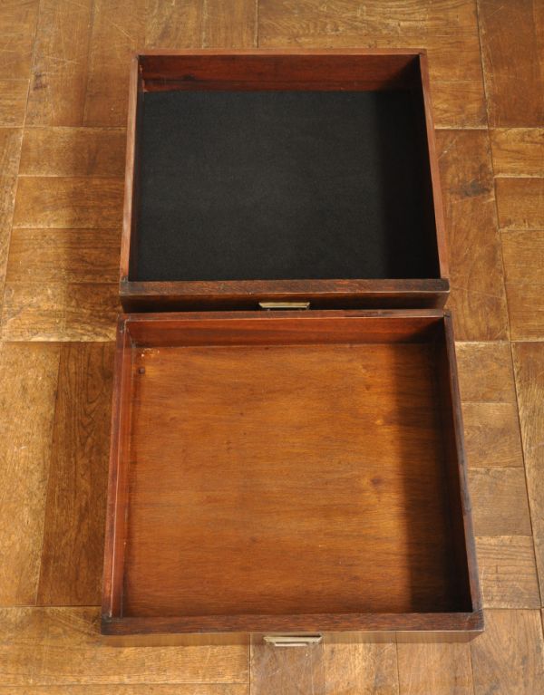 アンティークのキャビネット アンティーク家具 英国のアンティーク家具、お花の彫りが入った木製のサイドボード。A4サイズもラクラク入る引き出し。(k-1175-f)