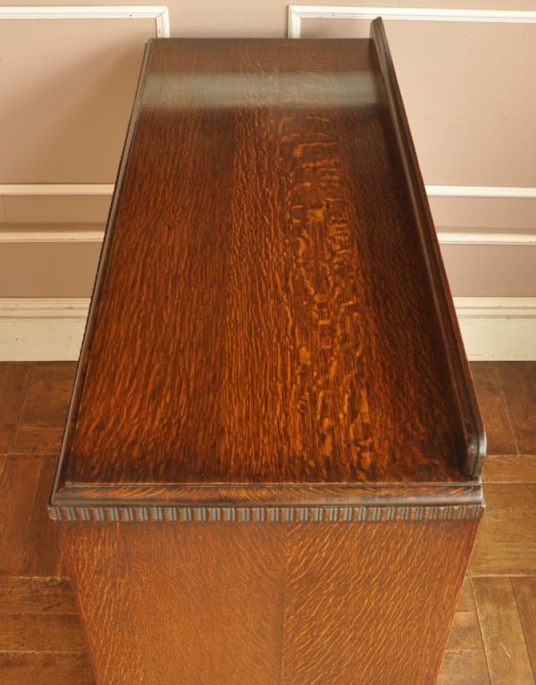 アンティークのキャビネット アンティーク家具 英国のアンティーク家具、お花の彫りが入った木製のサイドボード。天板もキレイに塗装を仕上げました。(k-1175-f)