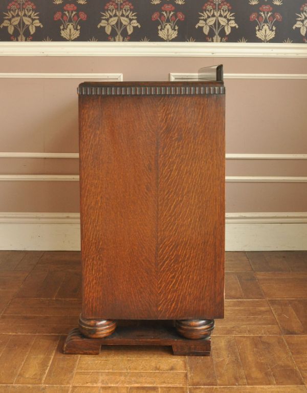 アンティークのキャビネット アンティーク家具 英国のアンティーク家具、お花の彫りが入った木製のサイドボード。サイドから見てもキレイな状態です。(k-1175-f)