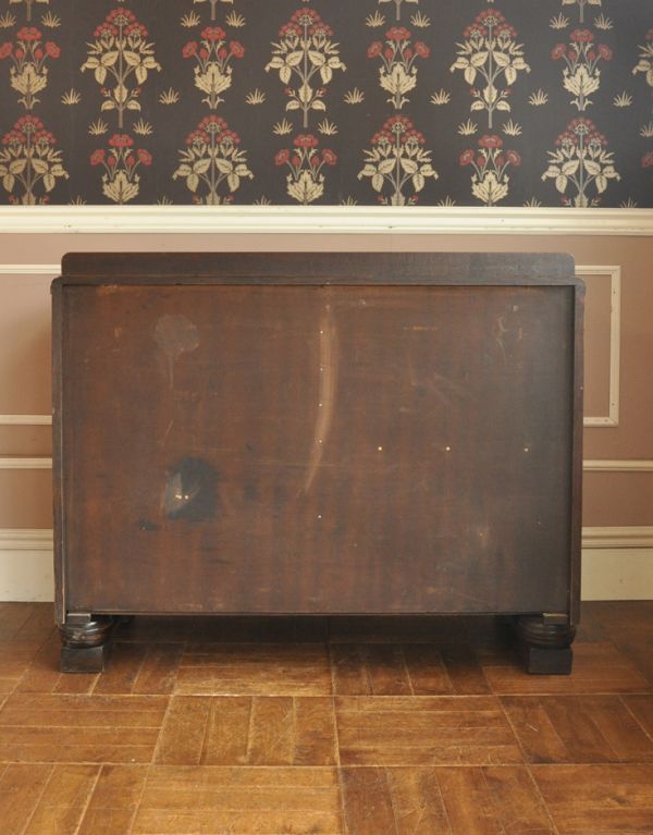 アンティークのキャビネット アンティーク家具 英国のアンティーク家具、お花の彫りが入った木製のサイドボード。しっかりメンテナンスしてあるので、裏側もキレイな状態です。(k-1175-f)