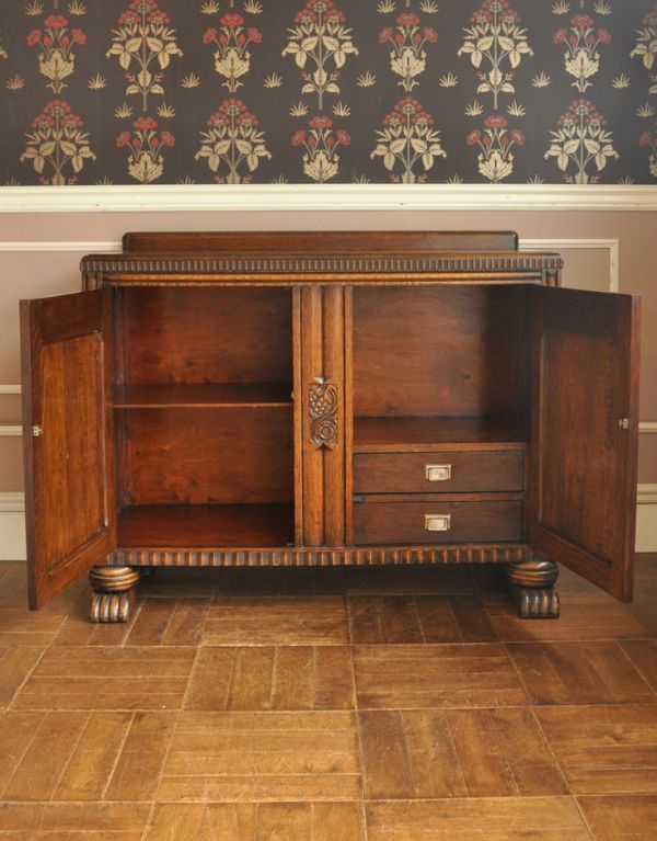 アンティークのキャビネット アンティーク家具 英国のアンティーク家具、お花の彫りが入った木製のサイドボード。生活感のある日用品を入れても扉が隠してくれるので何でも入れられます。(k-1175-f)