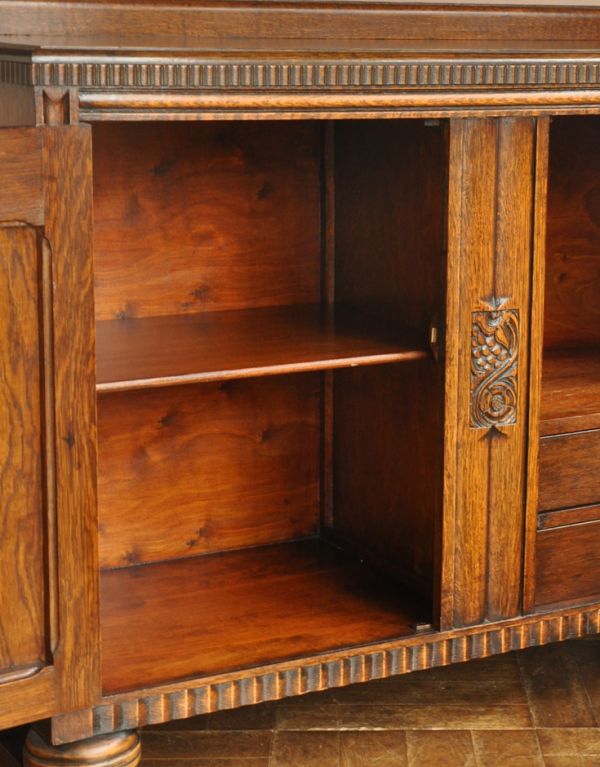 アンティークのキャビネット アンティーク家具 英国のアンティーク家具、お花の彫りが入った木製のサイドボード。2段に分けて整理できます。(k-1175-f)