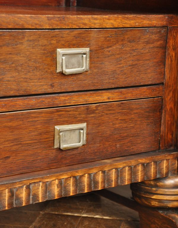 アンティークのキャビネット アンティーク家具 英国のアンティーク家具、お花の彫りが入った木製のサイドボード。引き出しの取っ手です。(k-1175-f)