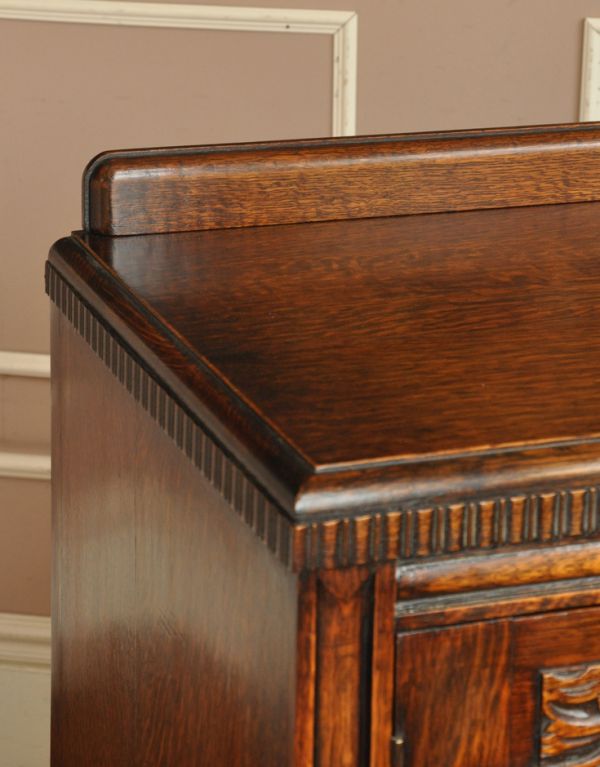 アンティークのキャビネット アンティーク家具 英国のアンティーク家具、お花の彫りが入った木製のサイドボード。隅々にまでしっかり装飾があります。(k-1175-f)